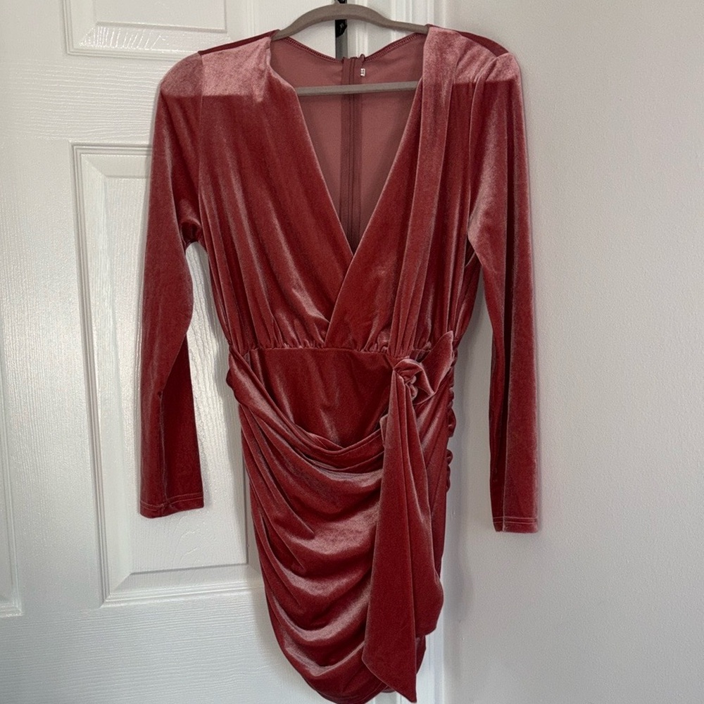 3/$40❗️Elegant Velvet Wrap Mini Dress in Rose